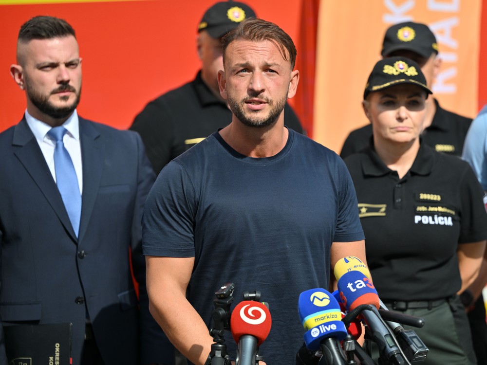 PS: Peniaze za hasičské autá išli na nesprávny účet. Opozícia chce odvolať Šutaja Eštoka