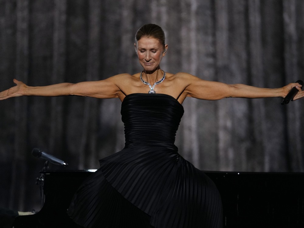 Veľký návrat Céline Dion má bolestivé pozadie: Rozdáva úsmevy, no za jej chrbtom ju PODOPIERA ochranka!