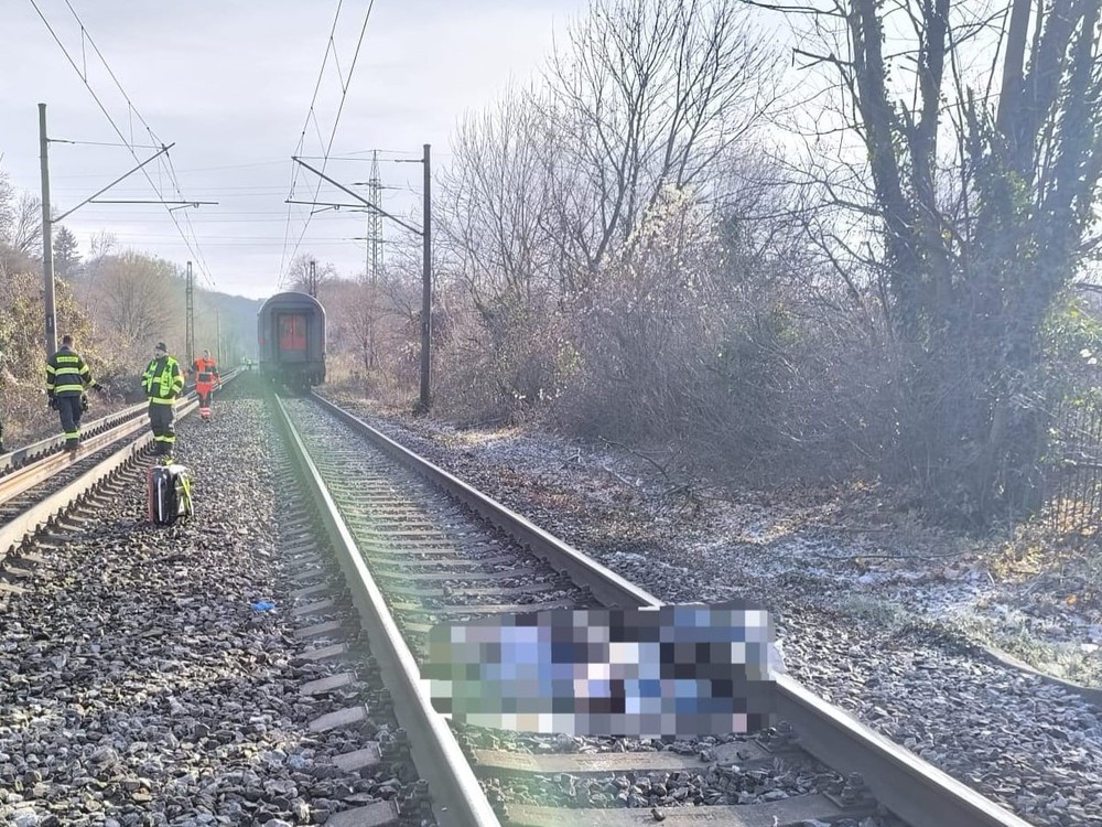 Muž podľahol zraneniam po zrážke s vlakom. Doprava je v úseku obnovená v jednej koľaji