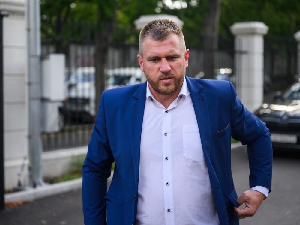 Opozícia žiada koniec Kuffu na ministerstve. Pellegrinimu vyčíta dvojaký meter