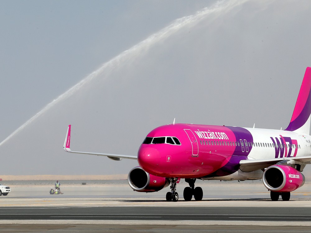 Lietadlo Wizz Air sa po zásahu bleskom vrátilo na bratislavské letisko