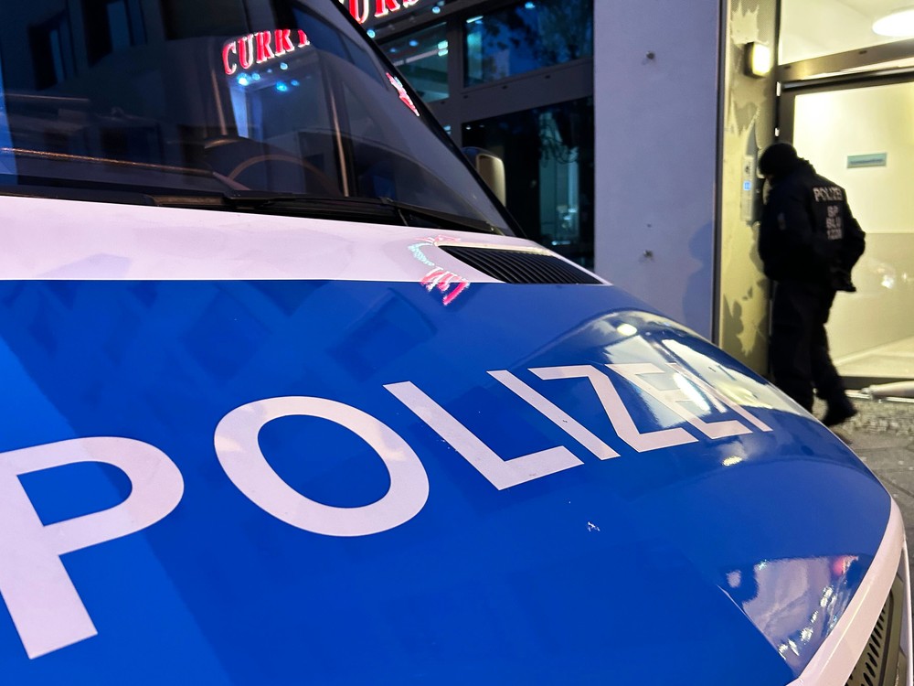 Matka vynášala nákup, keď jej niekto uniesol dieťa z kočíka. Polícia našla telo chlapčeka v potoku