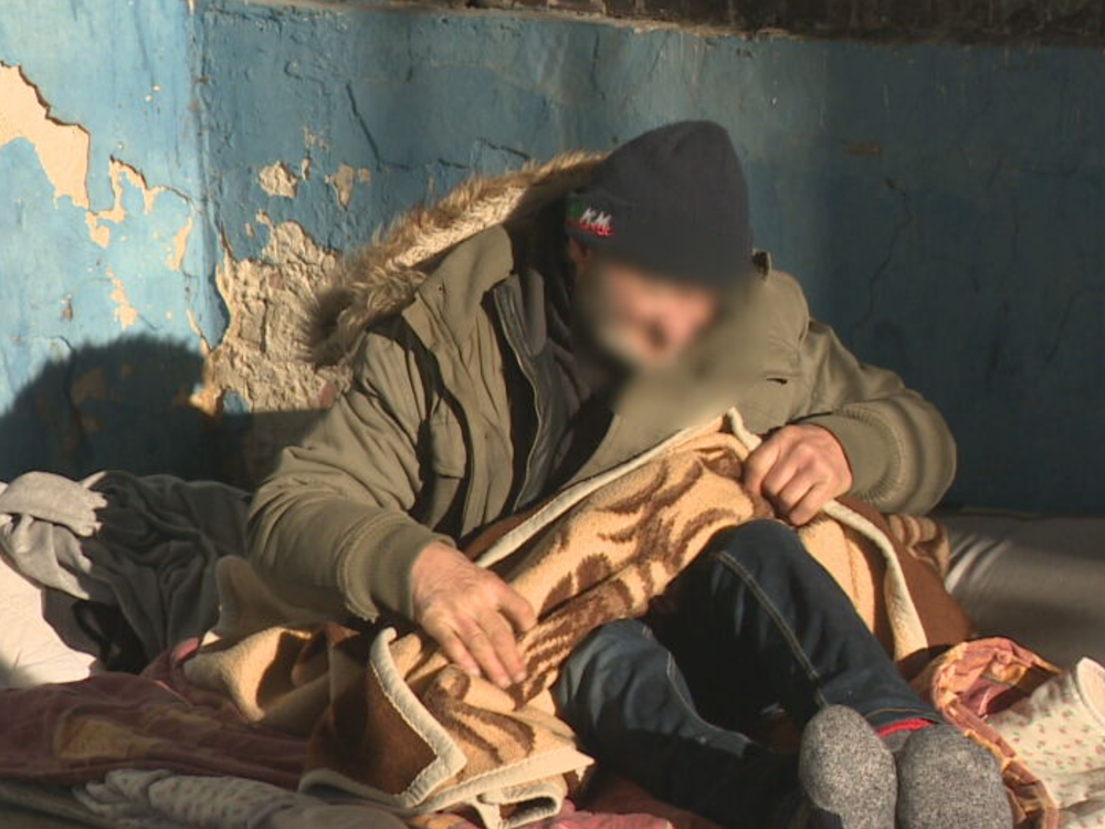 Viac ako 2 000 ľudí v Bratislave nemá strechu nad hlavou. V mrazoch im pomáhajú mestskí policajti