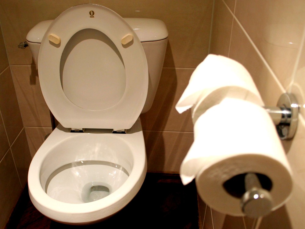 Od ľahko červeného po farbu čierneho čaju:  Ak sa vám objaví krv v moči, môže to mať týchto 10 príčin