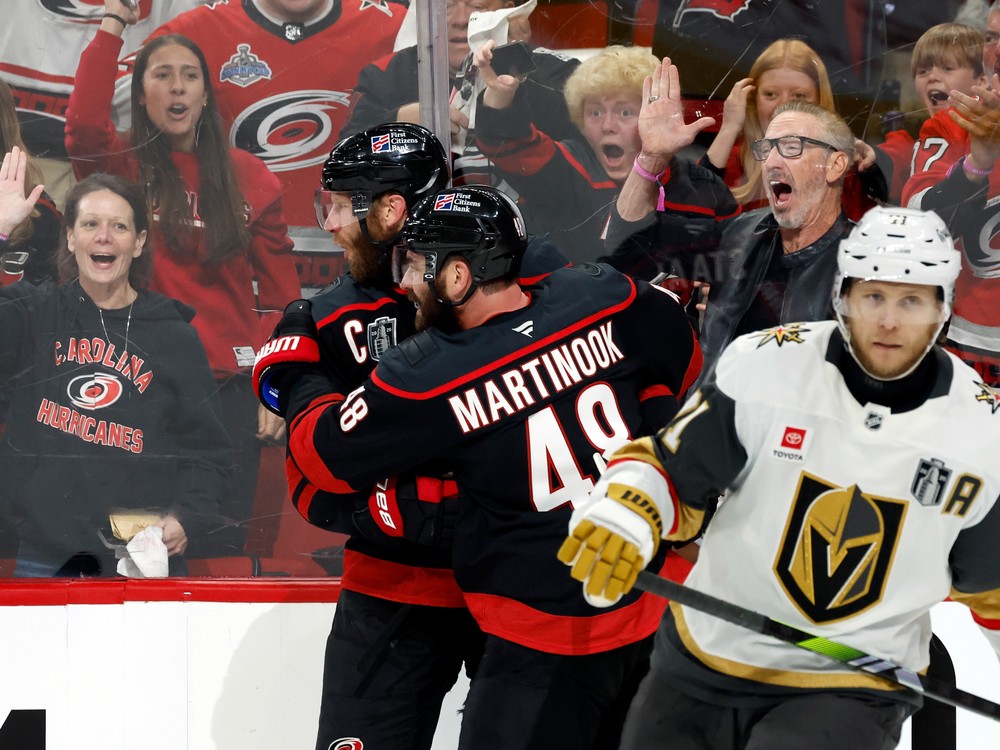 Vyrovnaný zápas medzi Carolinou a Vegas vyvrcholil až v nadstavenom čase
