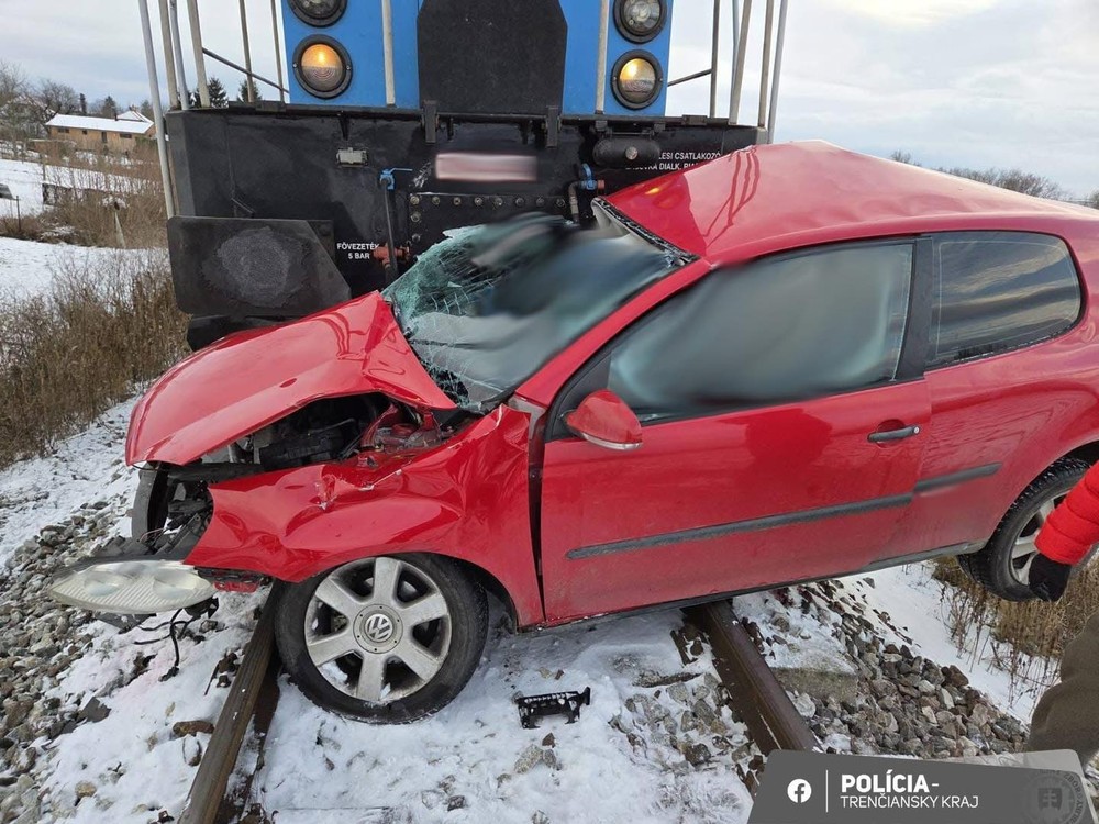 Tragická zrážka lokomotívy s autom má dve obete (†14, †36)