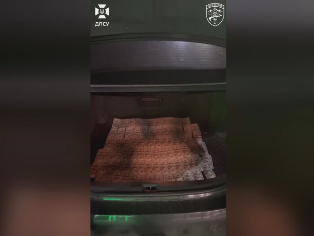 Polícia zadržala na slovensko-ukrajinských hraniciach muža, v kufri mal tisícky dolárov