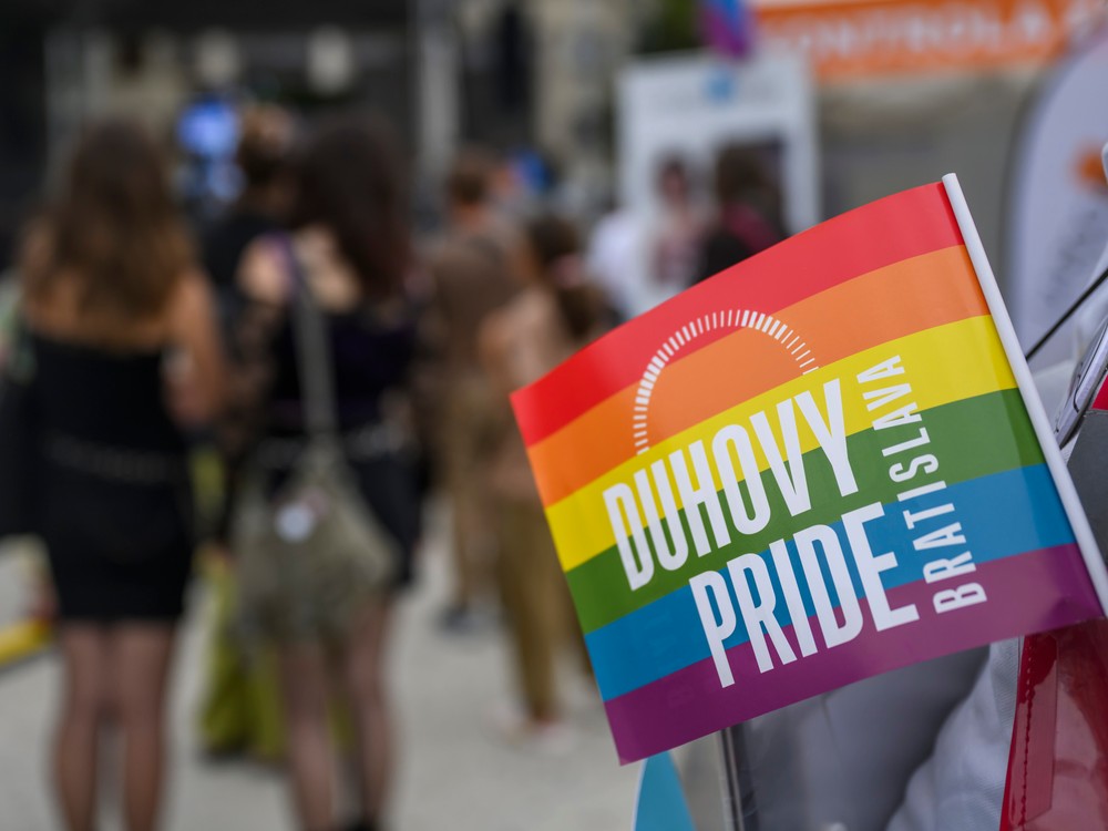 V uliciach Bratislavy sa stretli dva pochody. Jeden za práva LGBTI+, druhý za tradičnú rodinu