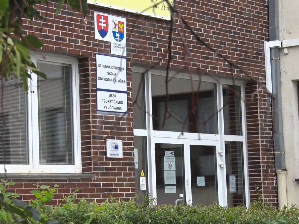 Učiteľ čelí obvineniu zo sexuálnych útokov na študentov. Sudkyňa ho poslala do väzby