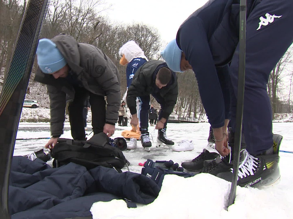 Hokejisti Slovana vymenili štadión za rybník, zahrali si na Železnej studničke