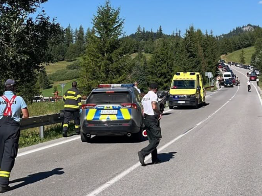 Nehodu pri obci Huty neprežil vodič motocykla. Vodička osobného auta bola pod vplyvom