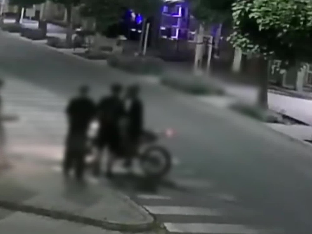 Mladík jazdil v Seredi bez evidenčného čísla, polícii sa vysmieval. Šok prišiel až po pozretí kamier