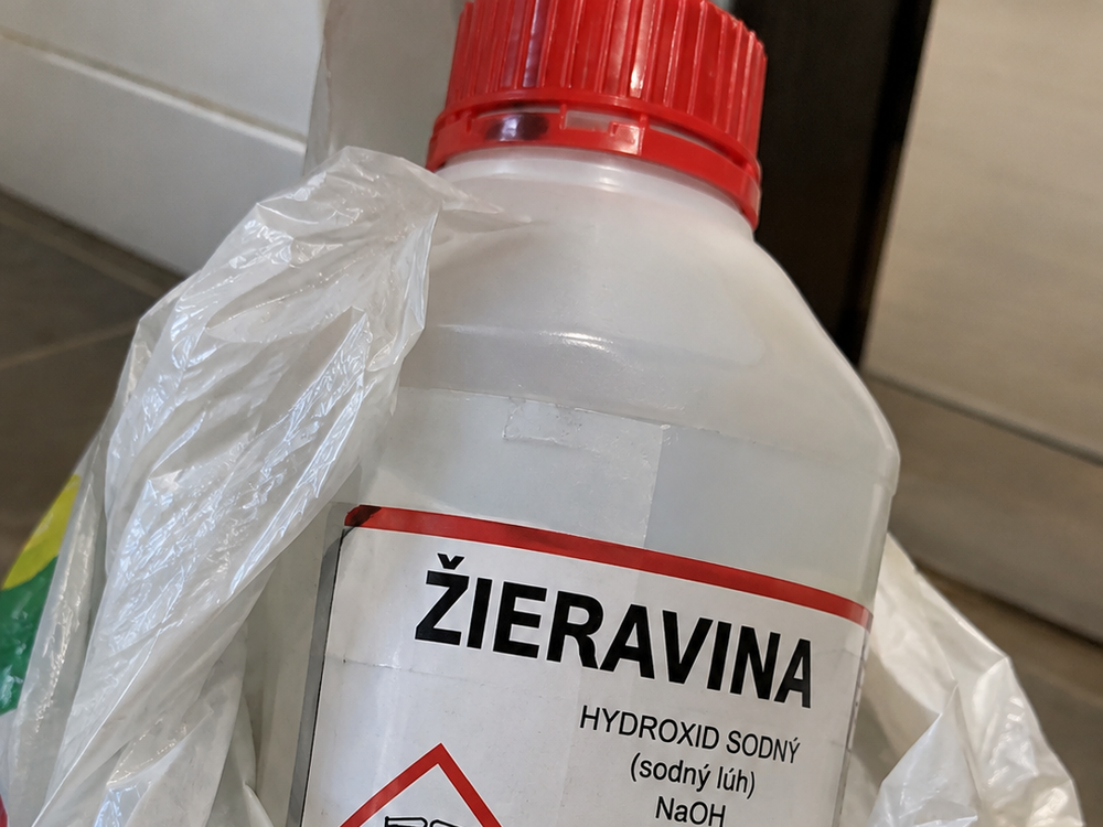 Čo robiť, ak sa omylom napijete žieraviny? Českého speváka zachránili zavináče