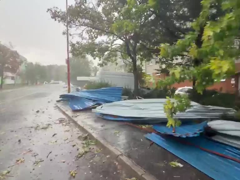 Bratislavu zasiahla supercela, vietor o sile 110 km/h napáchal veľké škody