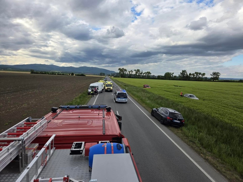 Pri Sečovciach sa stala hromadná nehoda, zranilo sa sedem ľudí vrátane detí