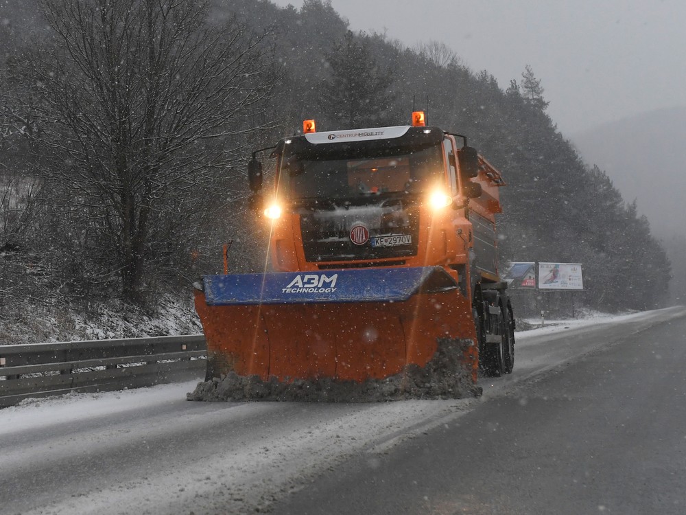 Soroška ostáva otvorená, no vietor láme stromy. Polícia apeluje na opatrnosť