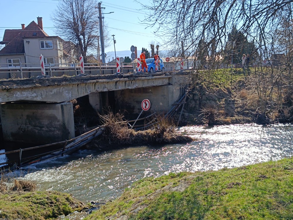 Nebezpečný incident v Opatovciach nad Nitrou: Zábradlie na moste sa zrútilo do rieky