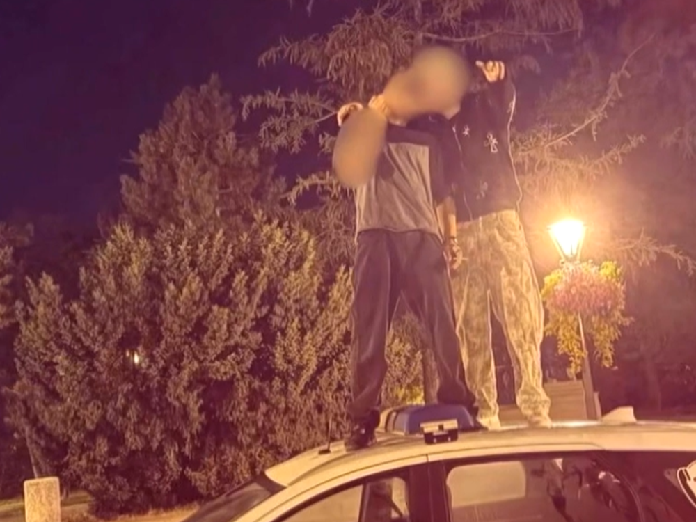 Vandali si v Trnave zapózovali na policajnom aute. Zostala po nich poškodená strecha