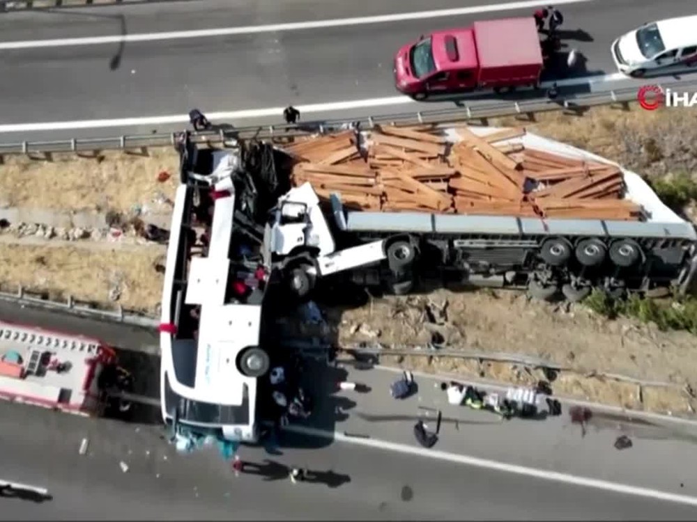 VIDEO: Po tragickej zrážke autobusu s kamiónom sú desiatky obetí a zranených