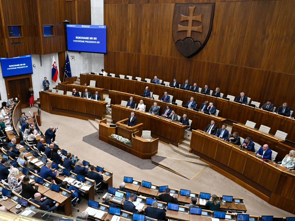 Poslanci schválili vyslanie vojakov na východné krídlo NATO. Za hlasovala aj opozícia