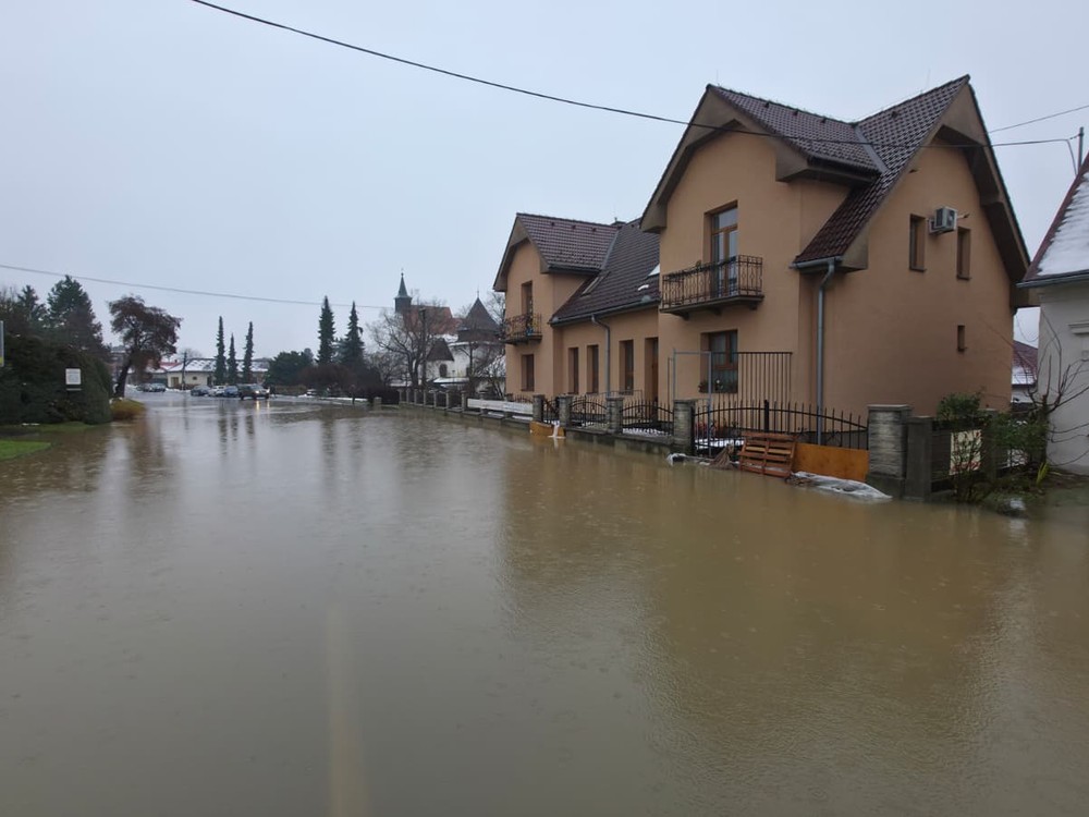 Uzavreté cesty a vyliaty Hron: Platia viaceré stupne výstrahy. Vyhnite sa jazde po ceste I/66