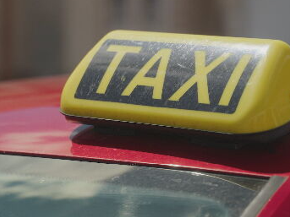 Zmena pre taxikárov v Česku: Mestá by mohli požadovať skúšku z češtiny
