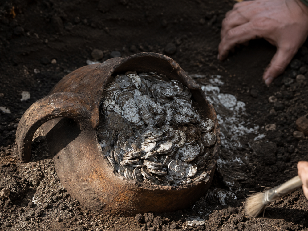 Archeológovia našli pri Moskve 2 600 mincí. Záhada trvá stáročia