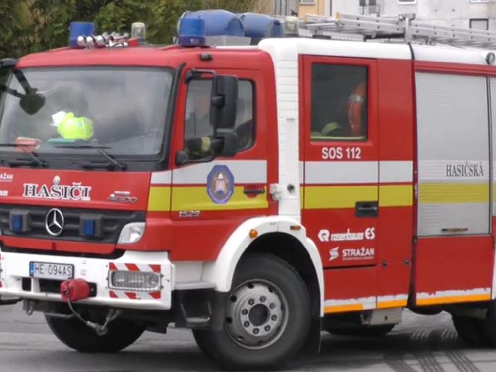 Hasiči zasahujú pri požiari v monobloku košickej nemocnice