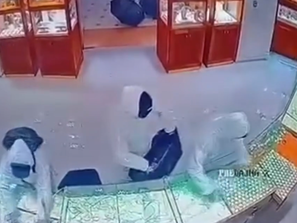 Kriminálka stále pátra po gangu, ktorý za bieleho dňa vykradol zlatníctvo na Zlatých Pieskoch