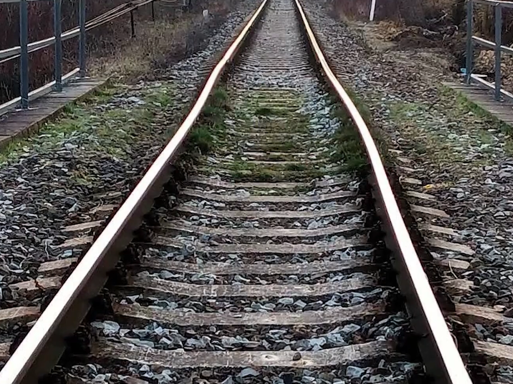 Smrť po zrážke s vlakom: 17-ročný Slovák zraneniam podľahol, jeho kamarát prežil