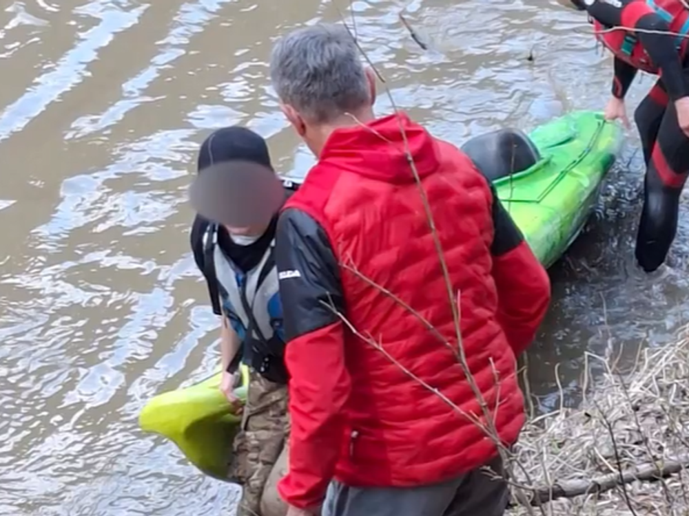 Turisti uviazli na poľskej strane Dunajca. Kajaky sa im prevrátili do studenej vody