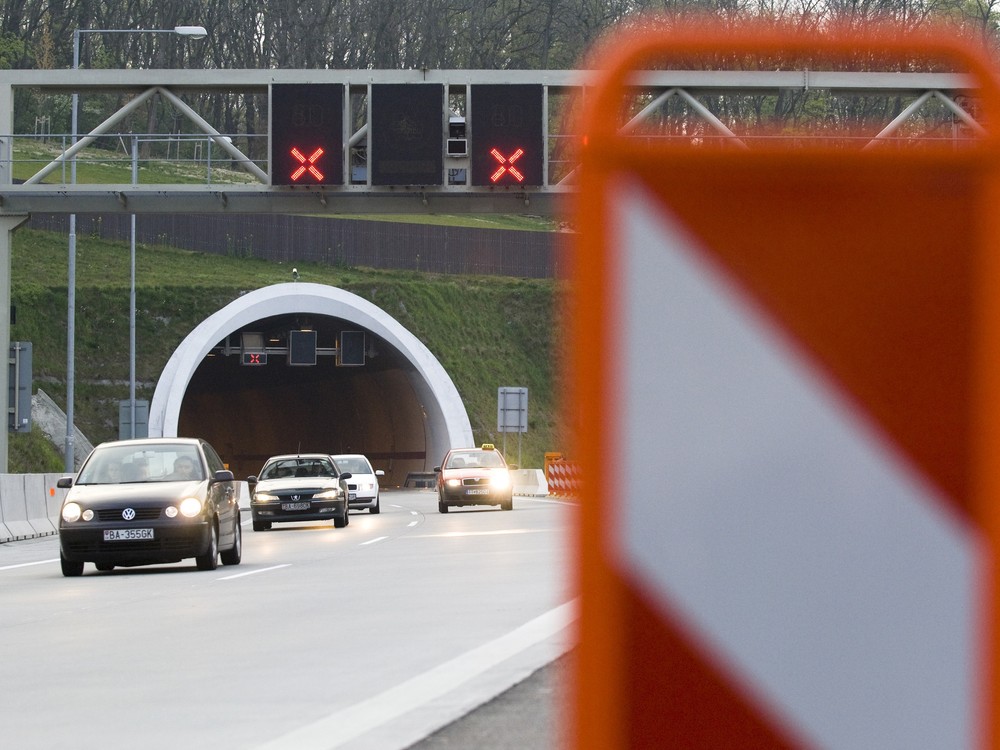Tunel Sitina uzavreli. Bratislavu paralyzujú kolóny