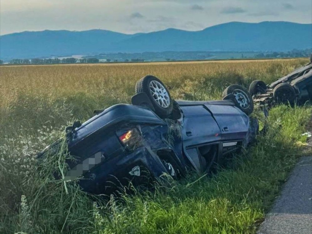 Pri Sečovciach sa zrazili dve autá. Obe skončili prevrátené na streche