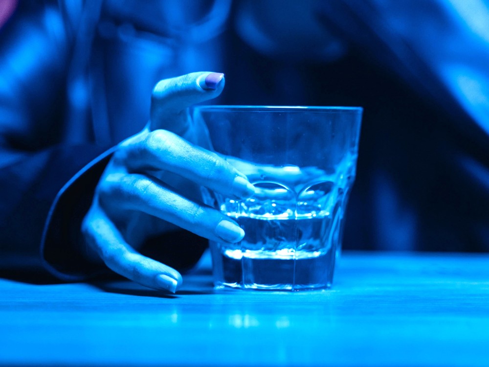 Susedia zavádzajú zákazy, Slovensko váha. Čakajú nás zmeny pri alkohole?