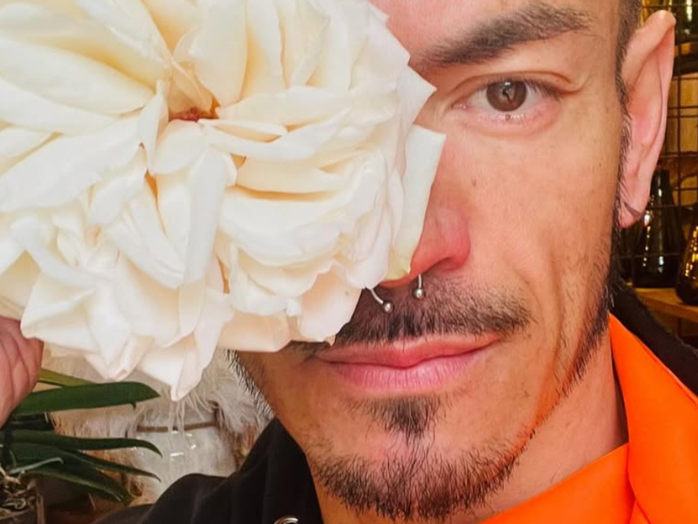 V šoubiznise ho milovali, teraz po ňom túži polícia! Vizážista a florista Bednárik má problém!