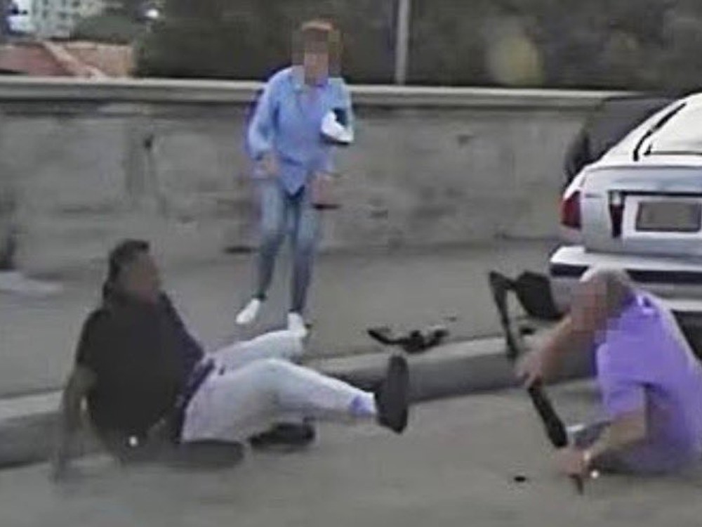 Manželský pár zomrel v náručí po pokuse odzbrojiť strelca na pláži v Sydney