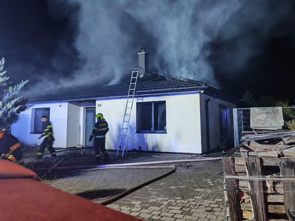 Tragédia v Slovenskom Grobe: Pri požiari rodinného domu zomrela žena