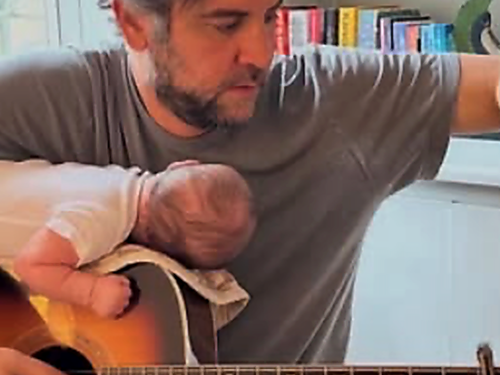 Dlho hľadal matku svojich detí v seriáli, aj v skutočnosti! Ako 51-ročný sa stal teraz konečne otcom!