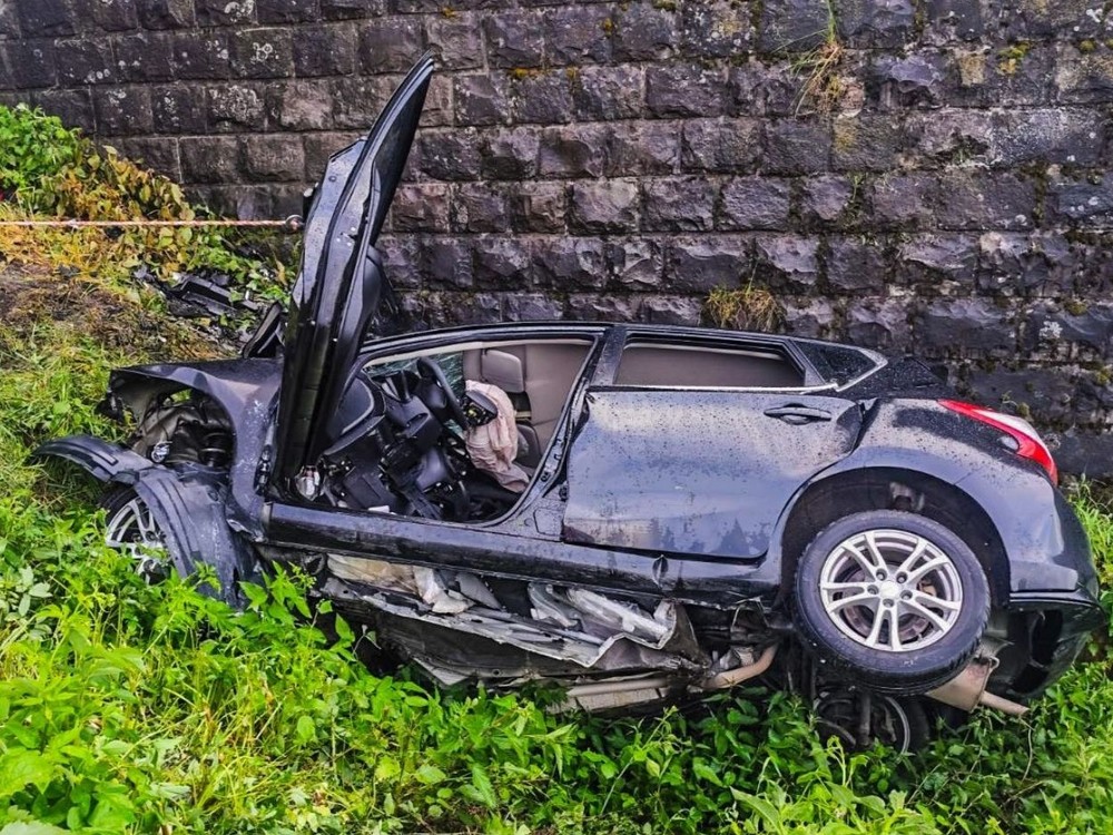 Auto narazilo do piliera a začalo horieť. Pri nehode prišla o život jedna osoba