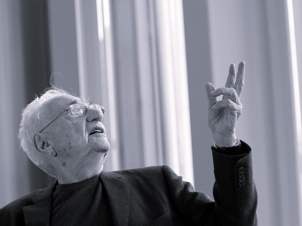 Vo veku 96 rokov zomrel architekt Frank Gehry, spoluautor Tancujúceho domu v Prahe