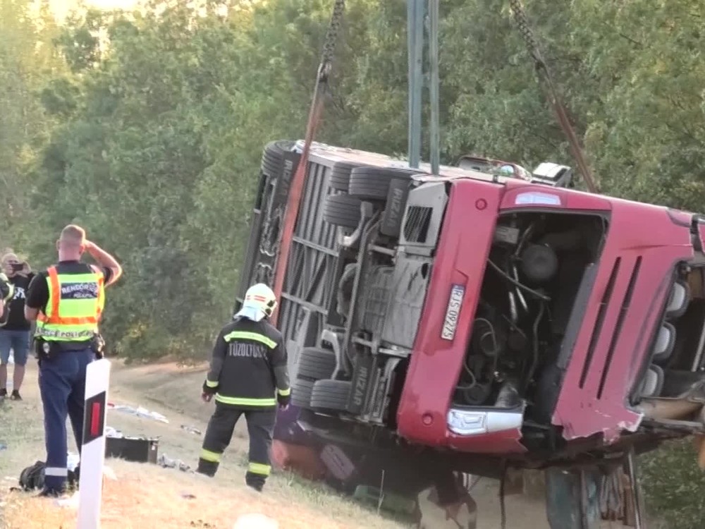 Pri nehode poľského autobusu na maďarskej diaľnici zahynulo 12 ľudí, vracali sa z púte