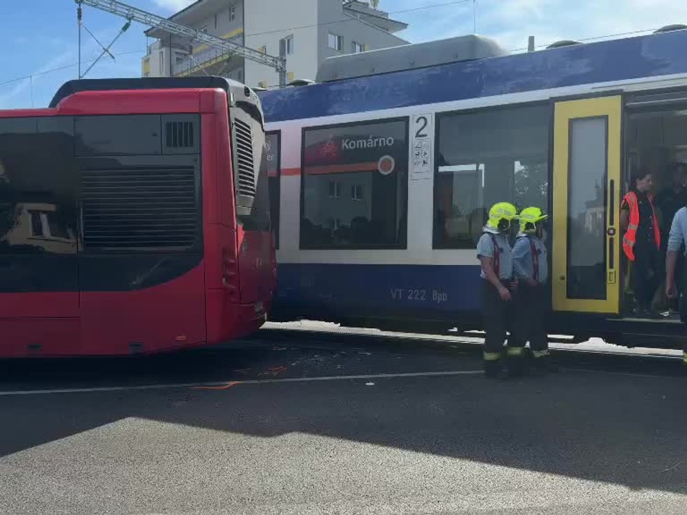 Nehoda v Bratislave zastavila dopravu. Vlak sa zrazil s autobusom MHD