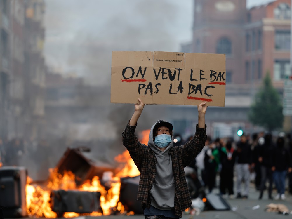 Študentské protesty vo Francúzsku: Takmer 2000 zadržaných a stovky zranených