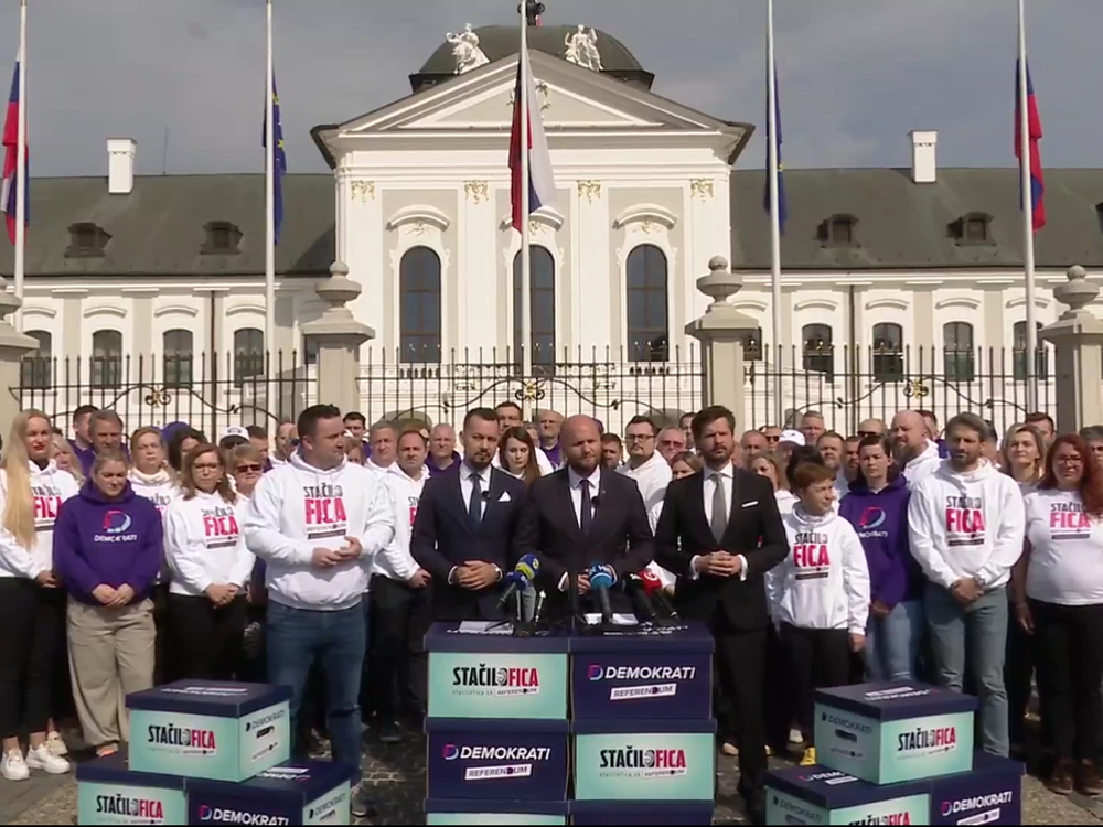 Demokrati odovzdali prezidentovi vyše 380-tisíc podpisov za referendum o predčasných voľbách