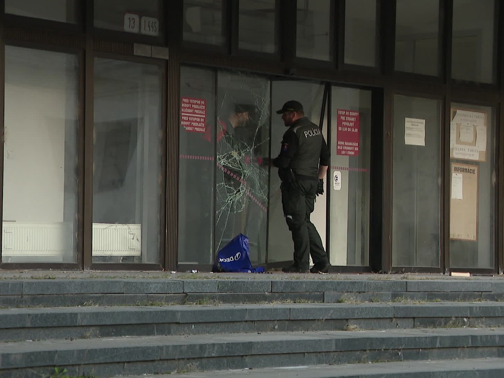 Polícia zasahovala v bývalom sídle Najvyššieho súdu. V okolí našla záhadné stopy