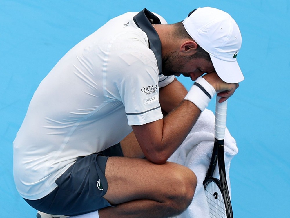 DJOKOVIČ bojoval s vlastným telom, vypadol hneď v prvom zápase