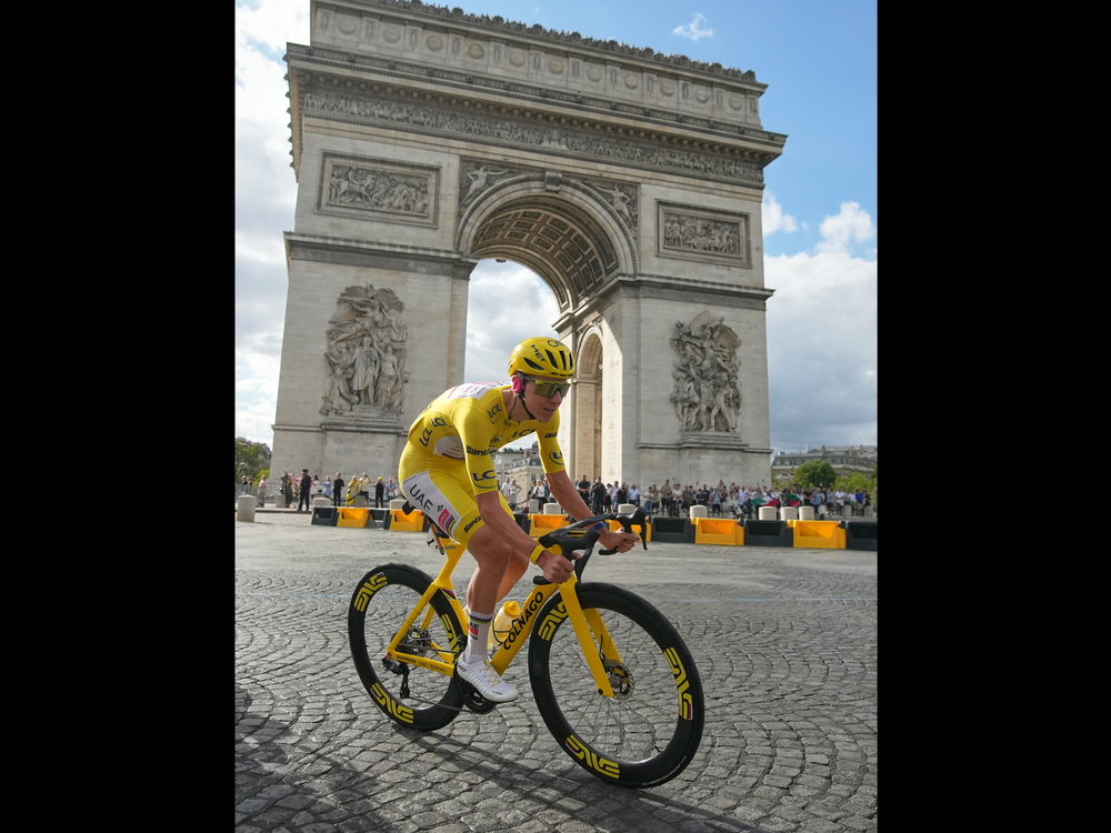 Piaty triumf a miesto medzi legendami. Pogačar opäť ovládol Tour de France