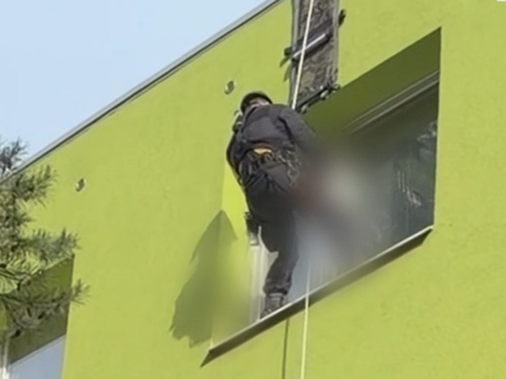 Dramatická záchrana: Paralyzovaný senior v zamknutom byte volal o pomoc