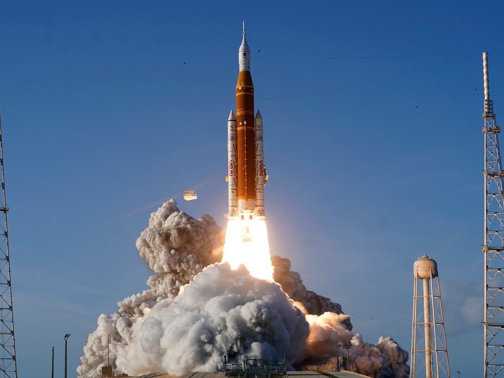 Štart Artemis 2 bol úspešný. Astronauti mieria k Mesiacu po viac ako 50 rokoch