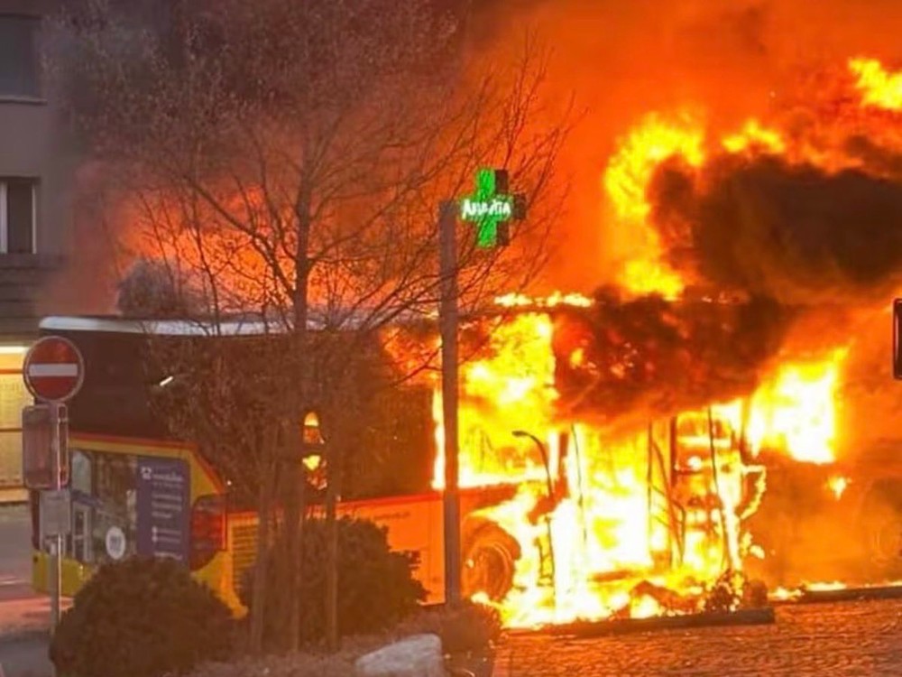 Muž sa podpálil v autobuse: Najmenej šesť mŕtvych, viacerí zranení